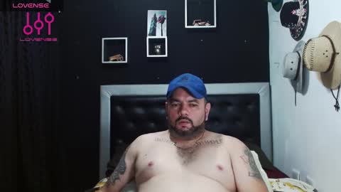 Snapshot of perverseveteranmanxxx chatting on December 12, 10:52 pm Carlos online show from December 12, 10:52 pm