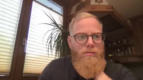 Snapshot of peschiii chatting on June 3, 8:17 am Peschi online show from June 3, 8:17 am