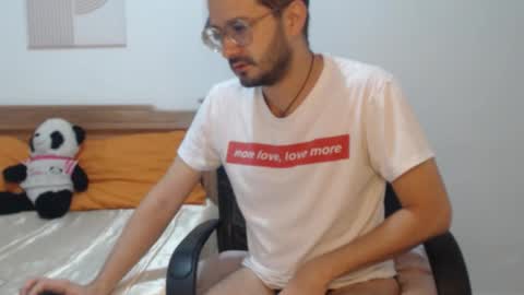 Snapshot of peter_x_annaud chatting on November 3, 10:49 am FELIPE online show from November 3, 10:49 am