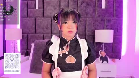 Snapshot of petit_rosseowo chatting on March 6, 10:47 pm Im Rosse but u can call me Rossie or Rosita . online show from March 6, 10:47 pm