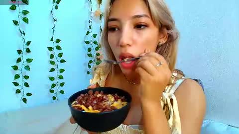 petite_blossom4 online show from July 27, 11:56 pm