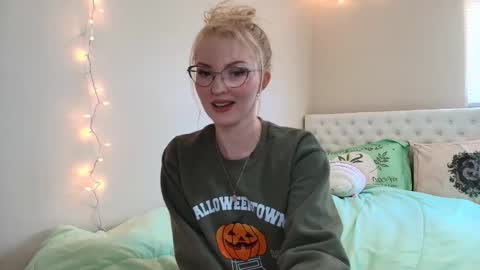 Snapshot of petite_cupcake chatting on October 27, 5:39 pm Little cupcake online show from October 27, 5:39 pm