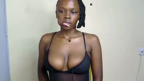 Snapshot of petite_desiree chatting on November 14, 8:07 pm Desiree online show from November 14, 8:07 pm