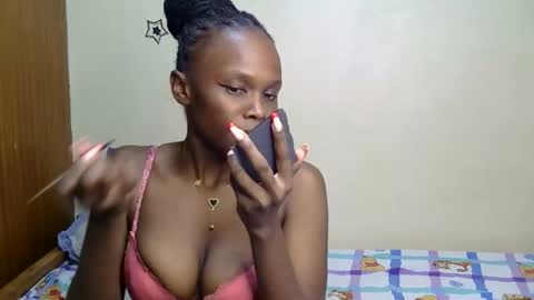 Snapshot of petite_desiree chatting on November 24, 12:49 pm Desiree online show from November 24, 12:49 pm