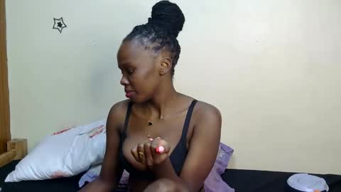 Snapshot of petite_desiree chatting on November 29, 7:50 pm Desiree online show from November 29, 7:50 pm