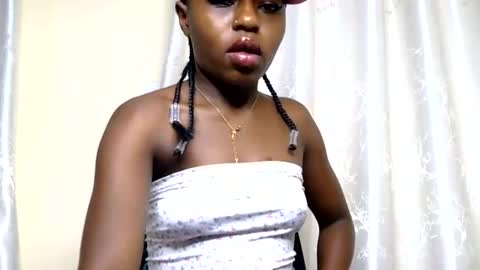 Snapshot of petite_freakette chatting on June 15, 8:44 pm Moon online show from June 15, 8:44 pm