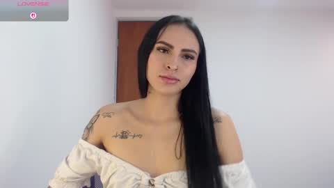 Snapshot of petite_linda chatting on December 3, 8:29 pm Linda online show from December 3, 8:29 pm