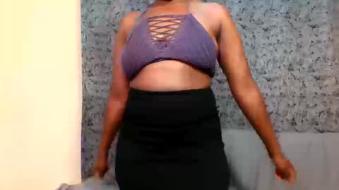 petite_queen001 online show from March 11, 11:00 pm