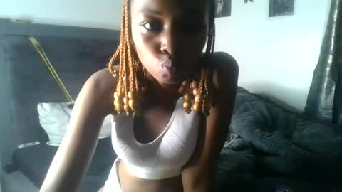petite_queen69 online show from June 12, 10:52 pm
