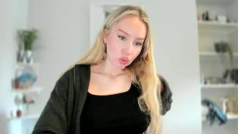 Snapshot of petiteannax chatting on March 22, 12:41 pm Ava online show from March 22, 12:41 pm