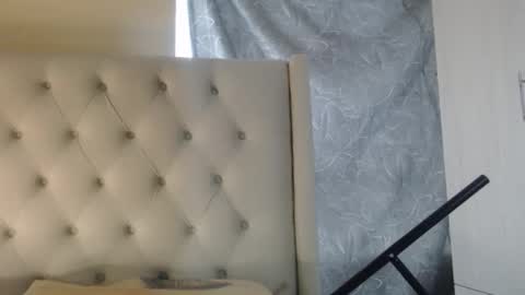 Snapshot of petiteblackjuicy chatting on June 2, 5:53 am Amara online show from June 2, 5:53 am
