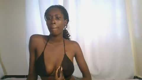 Snapshot of petiteblackjuicy chatting on July 13, 10:40 am Amara online show from July 13, 10:40 am