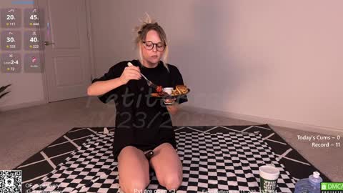 Snapshot of petitebrat chatting on November 23, 8:52 pm PiperAvery online show from November 23, 8:52 pm