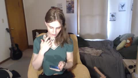 Snapshot of petitecut chatting on February 21, 9:32 pm caracal online show from February 21, 9:32 pm