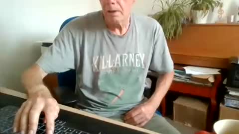 Snapshot of petitwilly chatting on July 7, 8:40 am petitwilly online show from July 7, 8:40 am