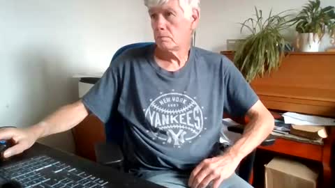 Snapshot of petitwilly chatting on July 21, 10:39 am petitwilly online show from July 21, 10:39 am