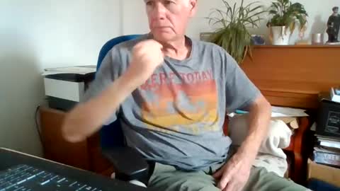 Snapshot of petitwilly chatting on July 28, 10:43 am petitwilly online show from July 28, 10:43 am