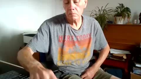 Snapshot of petitwilly chatting on August 5, 10:07 am petitwilly online show from August 5, 10:07 am