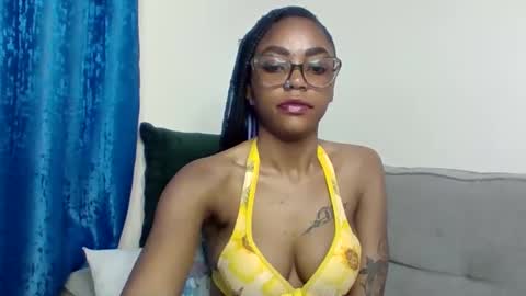 Snapshot of pettite_babe chatting on November 6, 2:01 am Arielle online show from November 6, 2:01 am