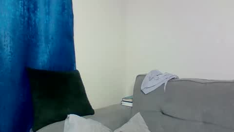 Snapshot of pettite_babe chatting on December 5, 12:19 am Arielle online show from December 5, 12:19 am