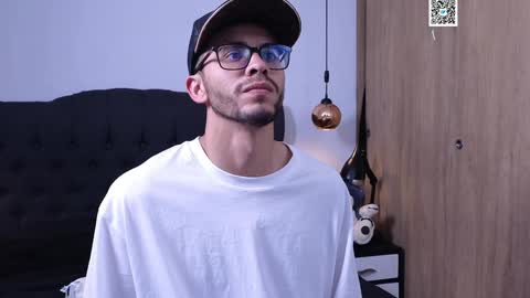 Snapshot of phantom_bigger1 chatting on December 31, 7:18 pm phantom_bigger1 online show from December 31, 7:18 pm