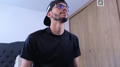 Snapshot of phantom_bigger1 chatting on January 6, 5:59 pm phantom_bigger1 online show from January 6, 5:59 pm