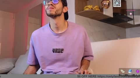 Snapshot of phantom_bigger1 chatting on February 6, 11:32 am phantom_bigger1 online show from February 6, 11:32 am