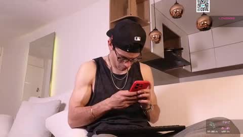 Snapshot of phantom_bigger1 chatting on February 10, 11:15 am phantom_bigger1 online show from February 10, 11:15 am