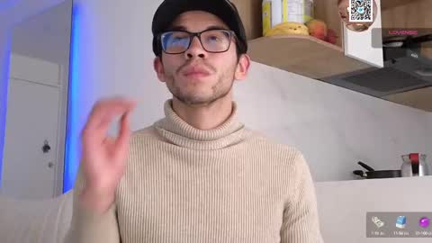 Snapshot of phantom_bigger1 chatting on February 20, 2:35 pm phantom_bigger1 online show from February 20, 2:35 pm