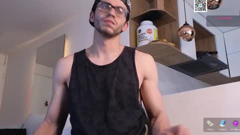 Snapshot of phantom_bigger1 chatting on February 24, 12:26 pm phantom_bigger1 online show from February 24, 12:26 pm