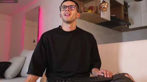 Snapshot of phantom_bigger1 chatting on March 5, 11:28 am phantom_bigger1 online show from March 5, 11:28 am