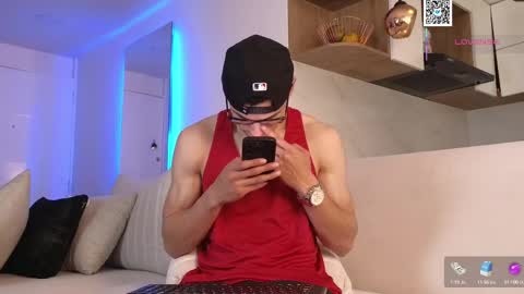 Snapshot of phantom_bigger1 chatting on March 6, 12:09 pm phantom_bigger1 online show from March 6, 12:09 pm