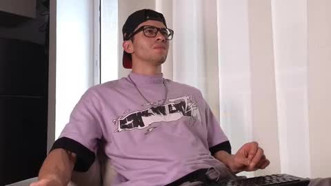 Snapshot of phantom_bigger1 chatting on September 24, 1:03 pm phantom_bigger1 online show from September 24, 1:03 pm