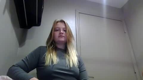 Snapshot of phatassblond chatting on December 7, 7:43 pm PhatAssBlond online show from December 7, 7:43 pm