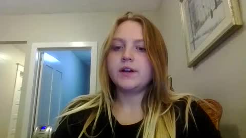 Snapshot of phatassblond chatting on December 27, 2:36 am PhatAssBlond online show from December 27, 2:36 am