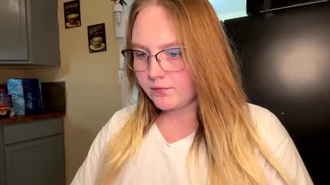 Snapshot of phatassblond chatting on February 6, 3:06 am PhatAssBlond online show from February 6, 3:06 am