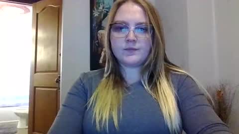 Snapshot of phatassblond chatting on February 9, 9:49 pm PhatAssBlond online show from February 9, 9:49 pm