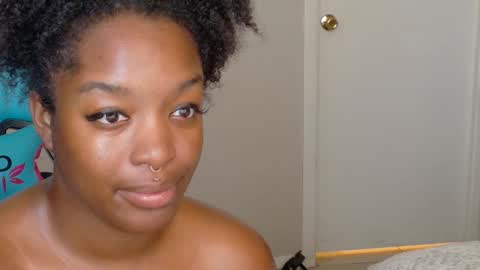 Snapshot of phatjuicypeach chatting on February 5, 4:44 pm Destiny Adams online show from February 5, 4:44 pm