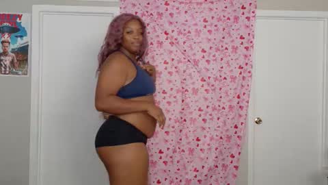 Snapshot of phatjuicypeach chatting on February 7, 6:11 pm Destiny Adams online show from February 7, 6:11 pm