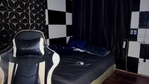 Snapshot of philhotbody chatting on November 19, 10:26 am AJ online show from November 19, 10:26 am