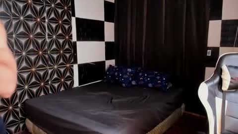 Snapshot of philhotbody chatting on December 4, 7:39 am AJ online show from December 4, 7:39 am