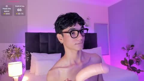 Snapshot of phillicious_ chatting on November 16, 9:53 pm Phillip online show from November 16, 9:53 pm