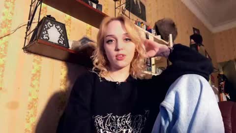 Lola online show from May 10, 5:18 pm