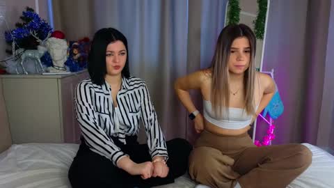 Snapshot of phyllisheart chatting on December 24, 8:11 am Lora black and Lili blonde welcome you here online show from December 24, 8:11 am