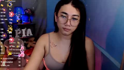 Snapshot of pia_worthsback chatting on January 22, 1:42 am Pia online show from January 22, 1:42 am