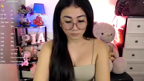 Snapshot of pia_worthsback chatting on January 27, 1:30 pm Pia online show from January 27, 1:30 pm