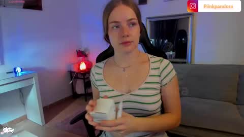 Snapshot of piinkpandora chatting on November 16, 3:17 pm PiinkPandora online show from November 16, 3:17 pm