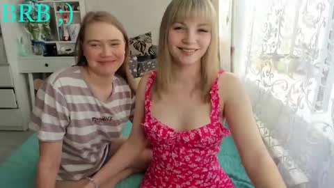 Snapshot of pikmi_obsos chatting on June 3, 8:47 pm Adele and Elli online show from June 3, 8:47 pm