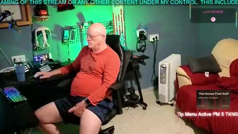 Snapshot of pilot_dave_69 chatting on November 21, 6:34 am Dave online show from November 21, 6:34 am