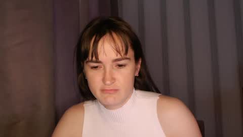 Snapshot of pineapple__mood chatting on May 4, 4:41 am online show from May 4, 4:41 am